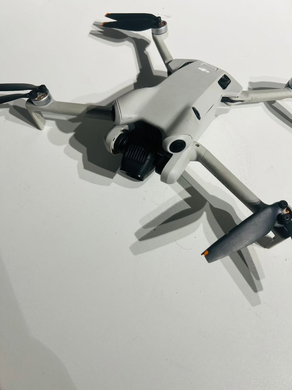 درون للبيع
DJI Mini 4 Pro

تصوير 4K HDR عالي الدقة
تصوير بالطول وبالعرض (عمودي وأفقي)
نظام تفادي عوائق 360°
نظام الرجوع التلقائي لمكان الإقلاع (RTH)
تحكم ذكي وسهل
مدى طيران بعيد مع ثبات عالي
وقت طيران طويل
وزن خفيف أقل من 250 غرام

***********
