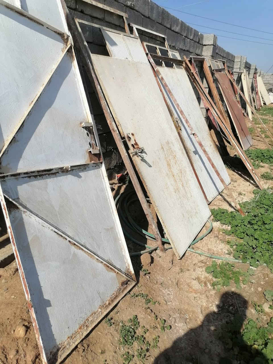 السلام عليكم ورحمة الله وبركاتة
شبابيك 8 وبوب 12 نضيفات شرط لا خياس ولا جنزار للبيع  التواصل  ***********  الموقع الشيخ ابراهيم  ع
