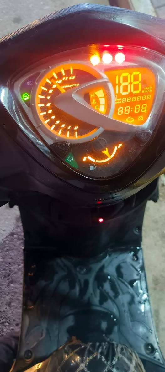 السلام عليكم دراجه رايسنك (Risenk) اوراقها والكمرك وكلشي وياها فقط رقم مابيها  حجم محرك (180c)  شرط عزم ومعدل تطلع تبريد ماء لاديتر نضام (نوزل) الدراجه نضافة 95٪ كلشي شغال مابيها اي نقص فقط بيها خيط تبخير بسيط ومايئثر تكدر تنزللها رنكات او تبقيها هيج لل استفسار رقمي ***********
