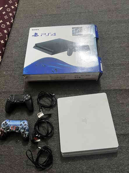 بلي فور نظام 9 مهكر سلم ابيض ذاكره 500 ب٣٠٠الف مكاني بغداد المشتل رقم ***********
