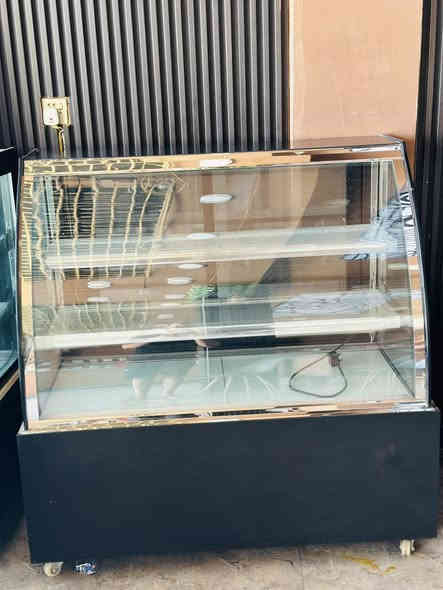 السلام عليكم
معمل كيك ومعجنات وحلويات للبيع
الي باقي منه كالأتي
عارضات كيك مقوس عدد 2
خمارة ايطالي ستلس كهربائية بدون غاز
شيتر ايطالي جديد بالجيس الذراع الوحده 120
كسارة سورية كبيرة
عجانة نص كيس جديدة بالجيس
عرباين عدد 2 وطاوليات وقوالب مشكل 
ميوزة مرمر تقريبا 10 مختلف الاحجام
ميوزة ستلس ستيل غذائي ثخين عدد 2
سنك حوض ستلس
بيع بسعر مناسب كله شلعه وحدة
ولتشيل هم للنقل كله عليه وين متريد باب محلك
ماسنجر متواجد 
عالخط متواجد
واتس اب متواجد
***********
