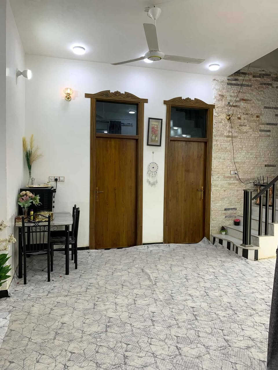 بيت اللبيع طابقين بناء حديث يتكون من غرفتين جوه وصالات ثنين وستقبال ومطبخ وصحيات خارجيه وداخليه والطابق الفوك يتكون من مشتملات ثنين كل مشتمل يتكون من غرفة جبيره وصاله ومطبخ وصحيات مساحته 312 اما ‏‪***********‬‏ بيع لو مراوس بيت ومشتمل لو بيت وقطعه
