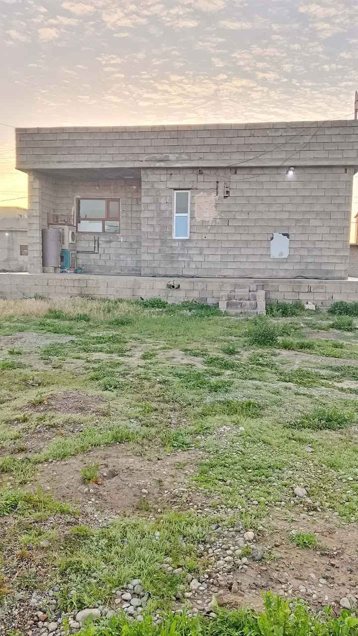 السلام عليكم بيت للبيع ومع  البيت دونم للبيع قريب على السايدين حارة السلمان البراهيم بيت اكرم السلمان المبلغ المطلوب 65000000 وبيها مجال يتكون البيت من  غرفه 5×4 وربعه سته في اربعه ومطبخ وغرفة صحيات والدرج وممر سته في مترين ***********
