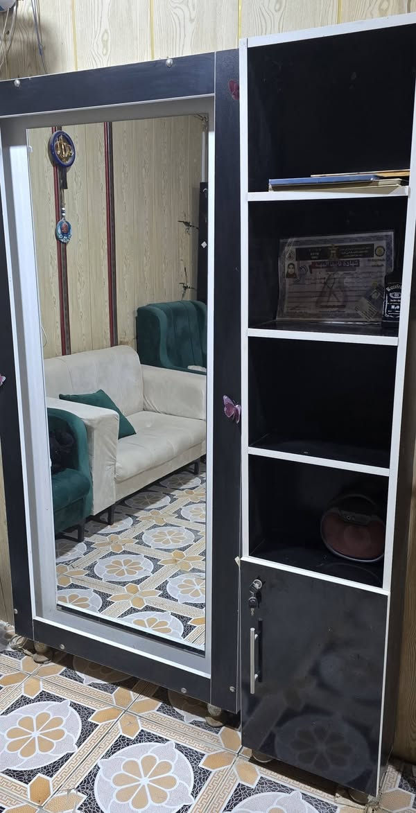 السلام عليكم
غراض صالون للبيع نظيفات مابيهن اي ضرر بسعر مناسب العنوان بابل قرب مستشفى طيبه الطبي كراسي عد د2وفاترينا ومري عدد 3 

للاستفسار الاتصال على الرقم ***********
