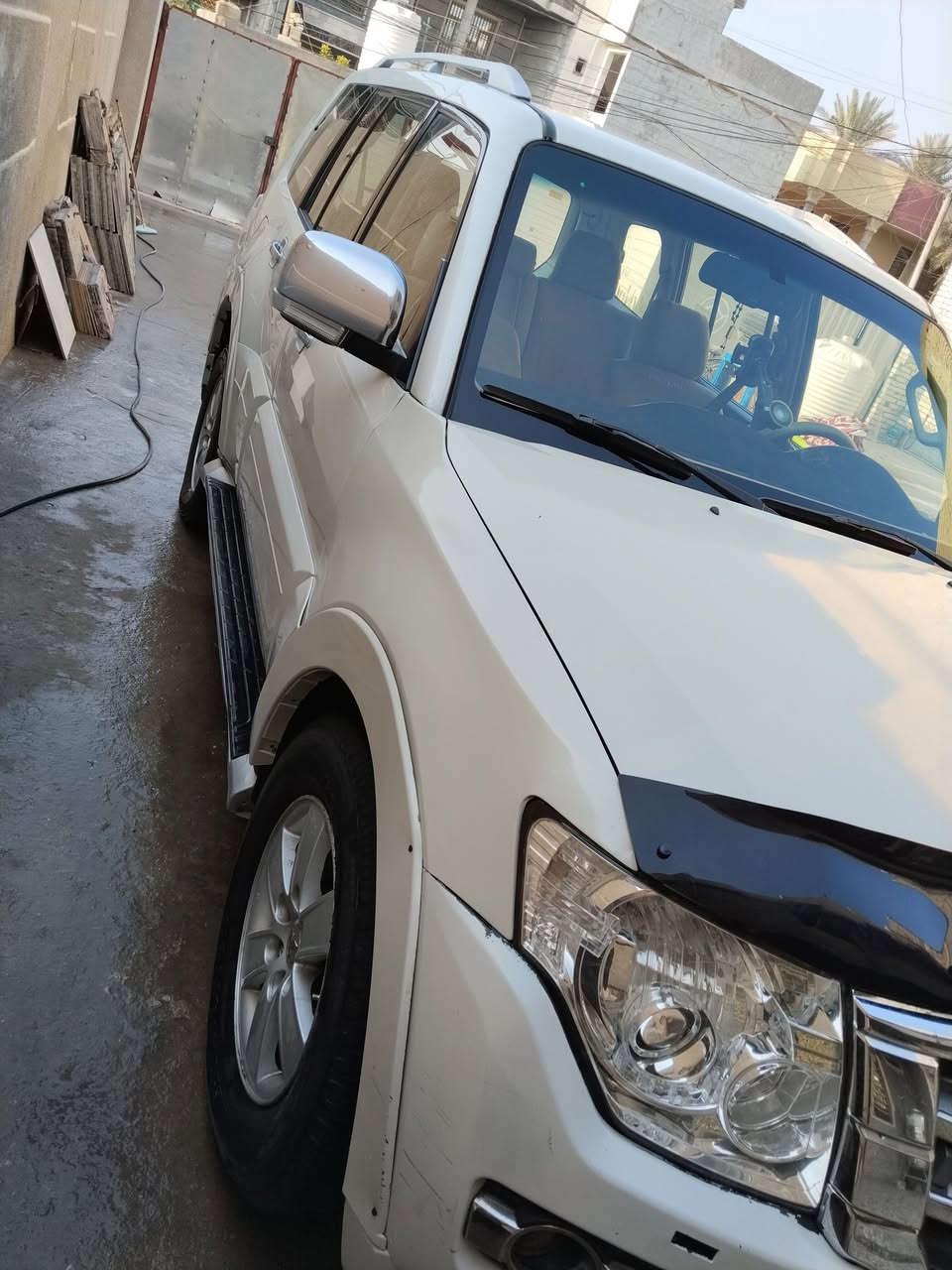 السلام عليكم 
باجيرو للبيع موديل 9 محرك 3500
بيها جاملغ الأيمن والايسر والبنيد ٣ قطع صبغ 
السياره بيها نواقص بسيطه جدا 
وللعلم السياره معروف. عنه سياره معنا الكلمه 
السعر 105 مع مجال بسيط 
العنوان بغداد ***********
