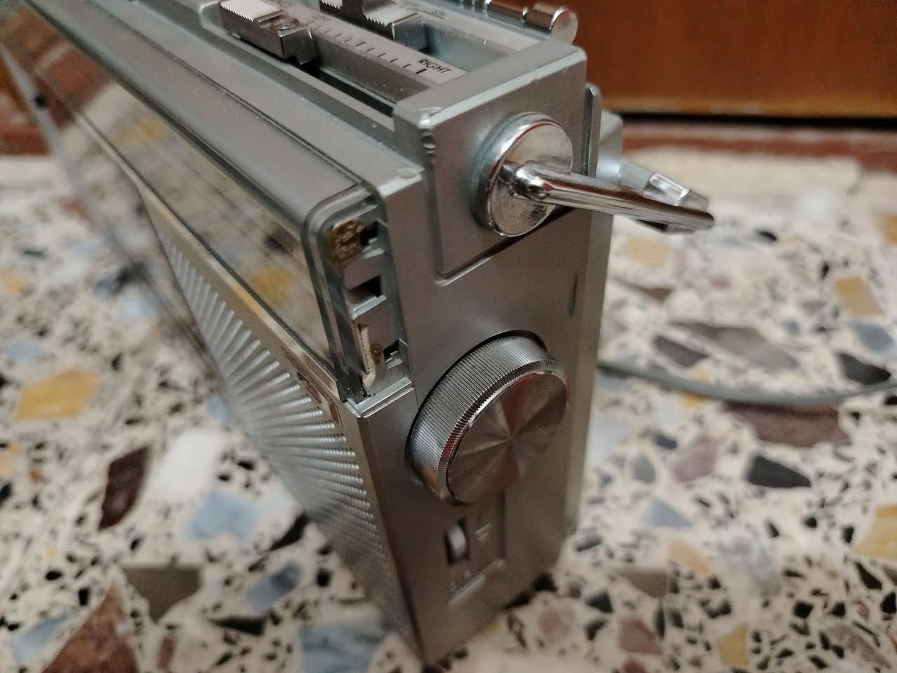 السلام عليكم ،
راديو مسجل ماركة JVC ياباني اصلي، الراديو يحتوي موجة FM صوته عالي ونقي وسحبه ممتاز  يعمل على الكهرباء المسجل يعمل ولكن يحتاج الى تبديل قايش ، وزن الجهاز ثقيل ، السعر ٧٠ ألف


**إذا كنت صاحب هذا الإعلان وتريد حذفه لأي سبب، رجاءا أرسل رسالة إلى الدعم الفني**