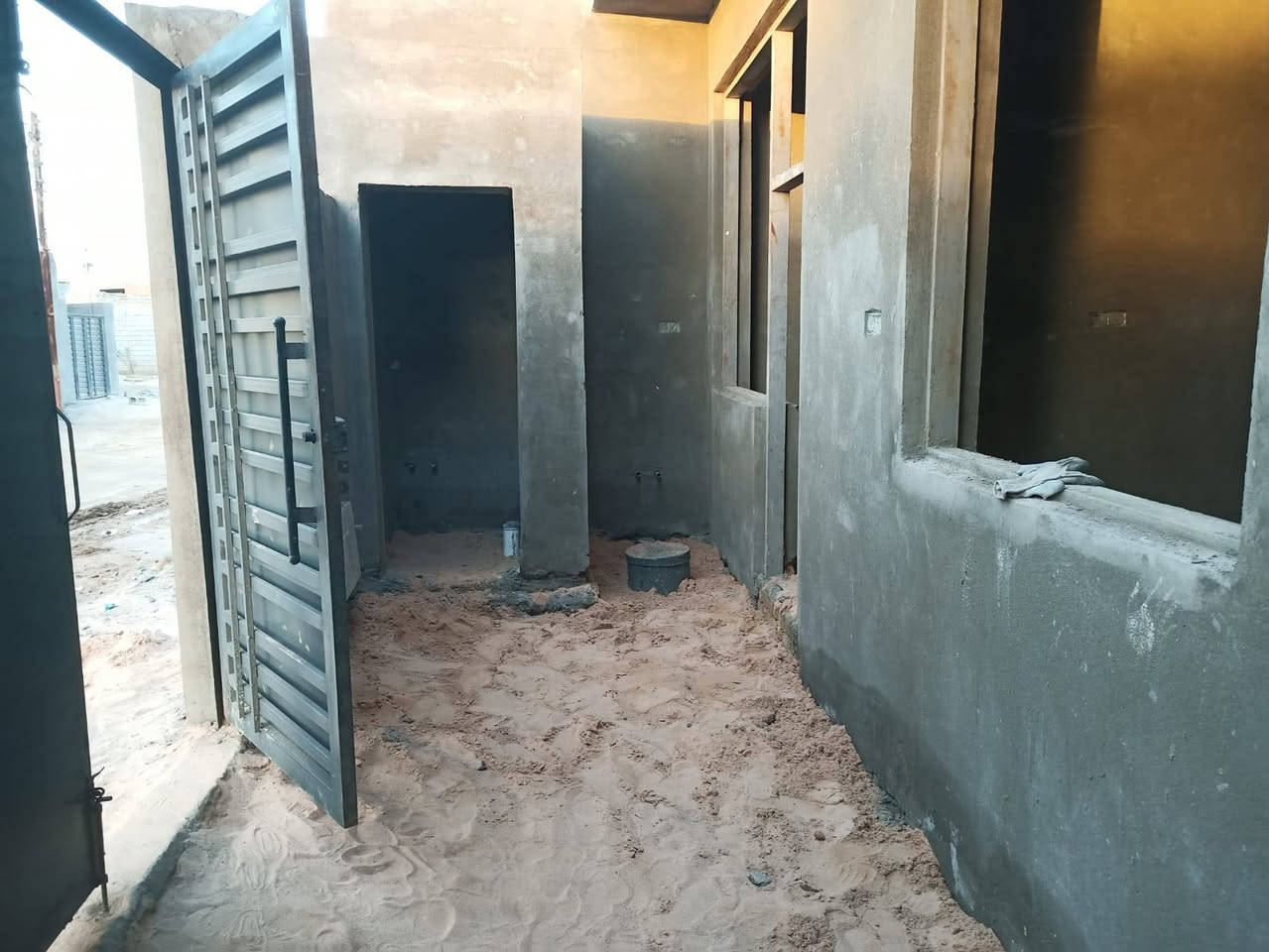 بيت زراعي المساحه 100 متر على نهر الوفاء مقابيل حي الفداء الناصريه يحتوي على استقبال و مطبخ وصاله وغرفه وصحيات داخليه وخارجيه رقم الموبايل ***********
