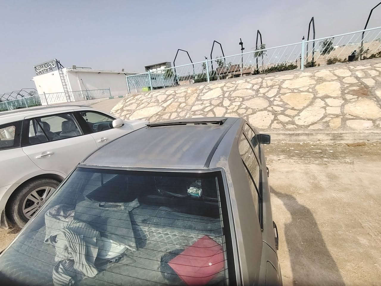 سلام عليكم للبيع موديل 91 رقم انبار بلاديه السياره بدون ضربه ولا خياس بالقواعد محرك بلاديه نصبته حلوه رقمه حلوه تخم تاير جديد تبريد شغال سلايت اريل كهربائي شغال المكينة بيه بخار صارله سنتين والسيارة جارده وبينه الصور واي استفسار بالخدمه السعر 45 نهائي اعتبره سياره مال تعمير بس صبغ يرادله مالكها أبو السنويه بالحله مكانه النجف الإشرف *********** او مراوس حسب القناعه
