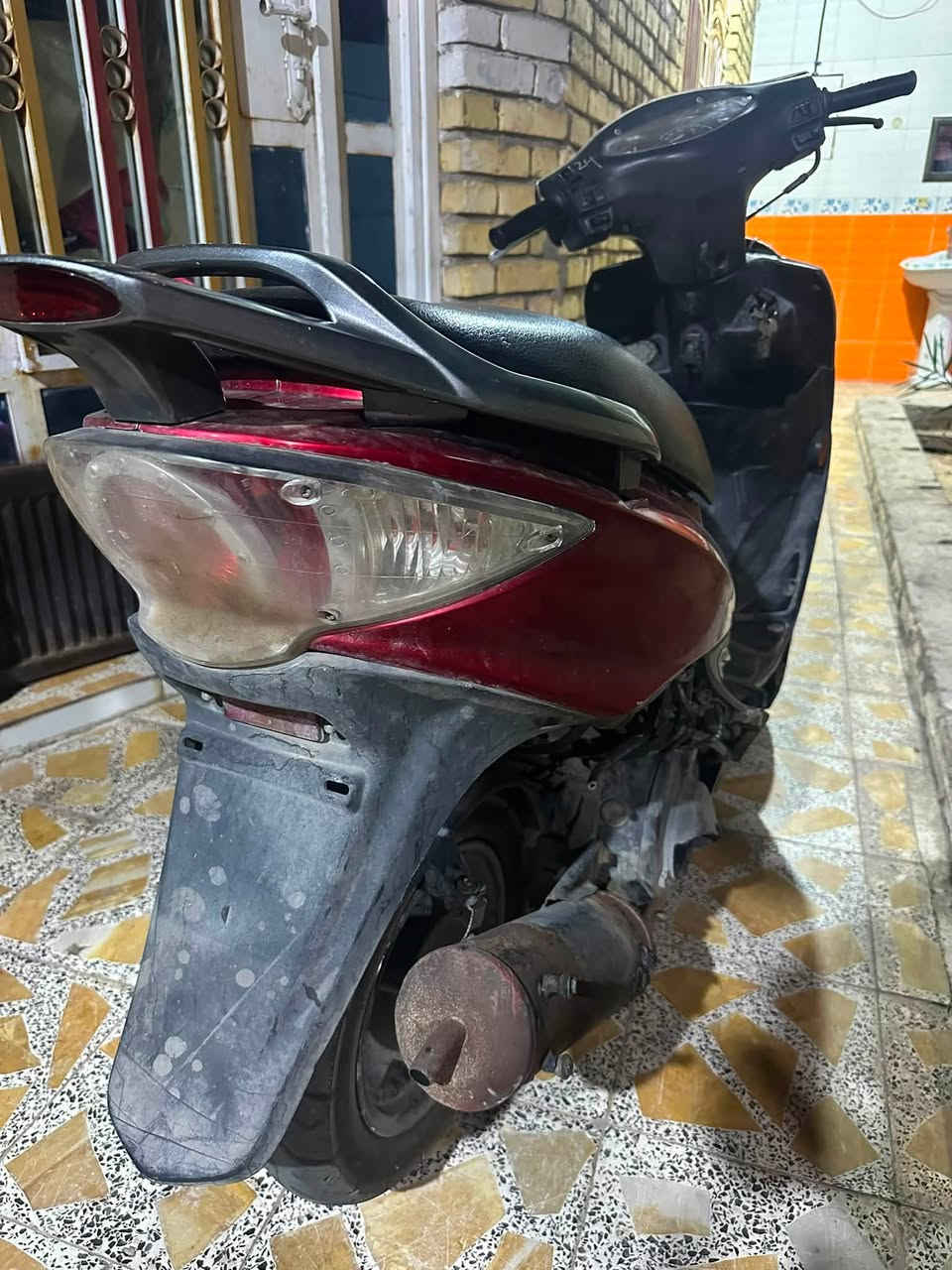 كامكو وكبل كلشي ماعرف بيهن
اليوم كامت الدراجه ابيعها على حالها 
كلشي شغال بيها مكاني الكحلاء السعر 225 للعلم اخذتها بــ 700 من النجف 
***********
