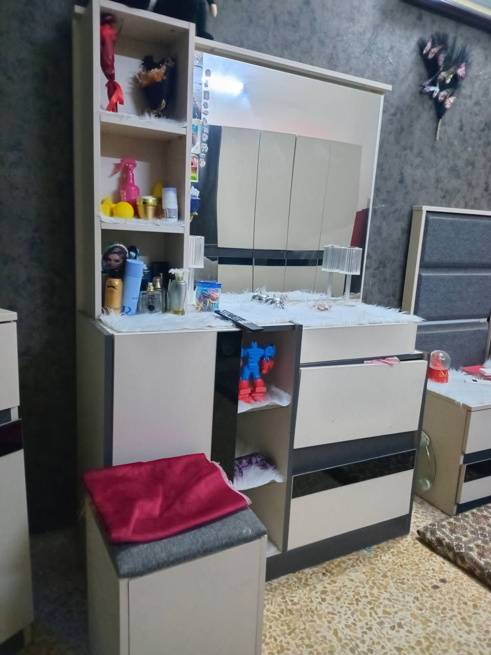 السلام عليكم غرفه نوم اخت الجديده ١٠ قطع للبيع سعرها ٨٠٠ مكاني تكريت للستفسار الاتصال عل الرقم ***********
