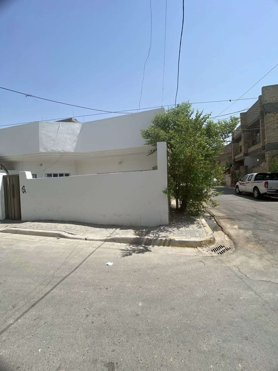 السلام عليكم
بيت للبيع في منطقة الشماعية (حي السفير )
مساحته 130م 
بناء وترميم حديث يحتوي على طابق ونصف 
الطابق الأول غرفة ومطبخ واستقبال وصاله وحمامين خارجي وداخلي وترك وكراج 
الطابق الثاني بيتونة وسطح 
المنطقة مبلطة ونظيفة وهادئة وبيها كل الخدمات 
واجهه 12م
والنزال 12.5
سعره مناسب وقابل للتفاوض 
للتواصل مع صاحب البيت مباشرة *********** واتساب او تواصل خاص
