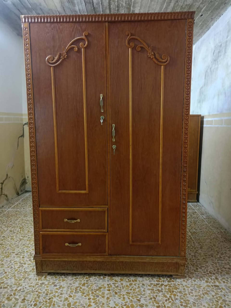 السلام عليكم قانصور بابين و مناميه 4 ابواب السعر اتصل على الرقم ***********
