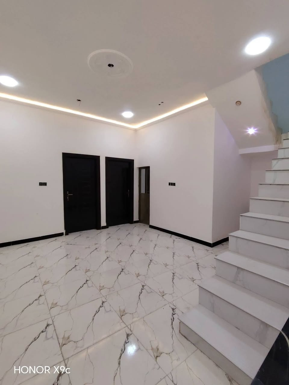 عقارات احمد جزيره 🏡
دار للبيع المساحه150متر🏘
#العنوان :البصره شط العرب الجزيره باب الهوى
#يحتوى_الدار_علـّۓ 
أسقبال، صاله، غرفتين منام، مطبخ،✅
صحيات داخليه، خارجيه كراج، مناور
#نوع_البناء: البتلو طابوق +شيش ابو 16ملم بناء بلوك✅
بناء حديث تسليم مفتاح جاهز للسكن شغل درجه اولى
#الخدمات كامله🌹
#نوع_طابو: صرف زراعي بأسم عراقي البيع مباشر حصراً✅
#السعر 65وقابل للتفاوض🌷

#للأسفسار📲
***********📞
***********📞
