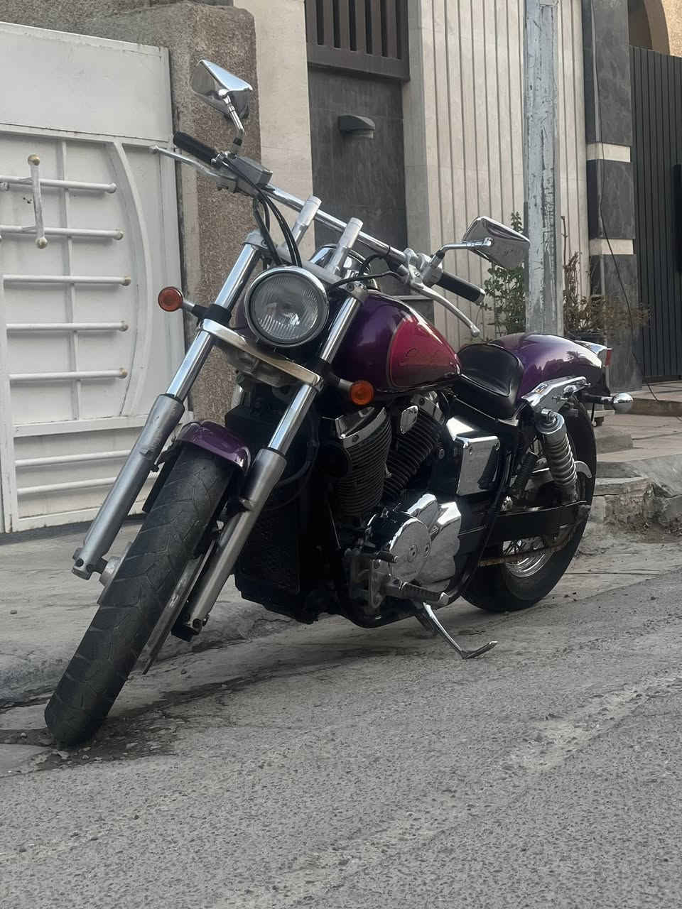 هارلي شادو سلاشر 2006 
 
ماشية 13 الف كيلو
كلشي بيها على وضع الشركة من المحرك والكير والضفيرة حتى المفتاح الاصلي والاحتياط
واكعة حديدة على التانكي وصايرة بي ضربة تحتاج تعديل صغير
مابيها اي زنجار بالتانكي محركها ناعم شلعة 1 2 3 بطناش 
   مكاني بغداد 
*********** للتواصل
