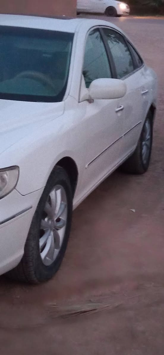 السلام عليكم  للبيع هونداي ازيرا موديل 2007رقم بغداد دولي جديد بسمي لون ابيض وارد  مصبوغه عام تبريد شغال كهربائيات شاشه كامره كله شغال السعر 80وبيه مجال اتصل وتدلل ***********مكان السياره الكوفة.
