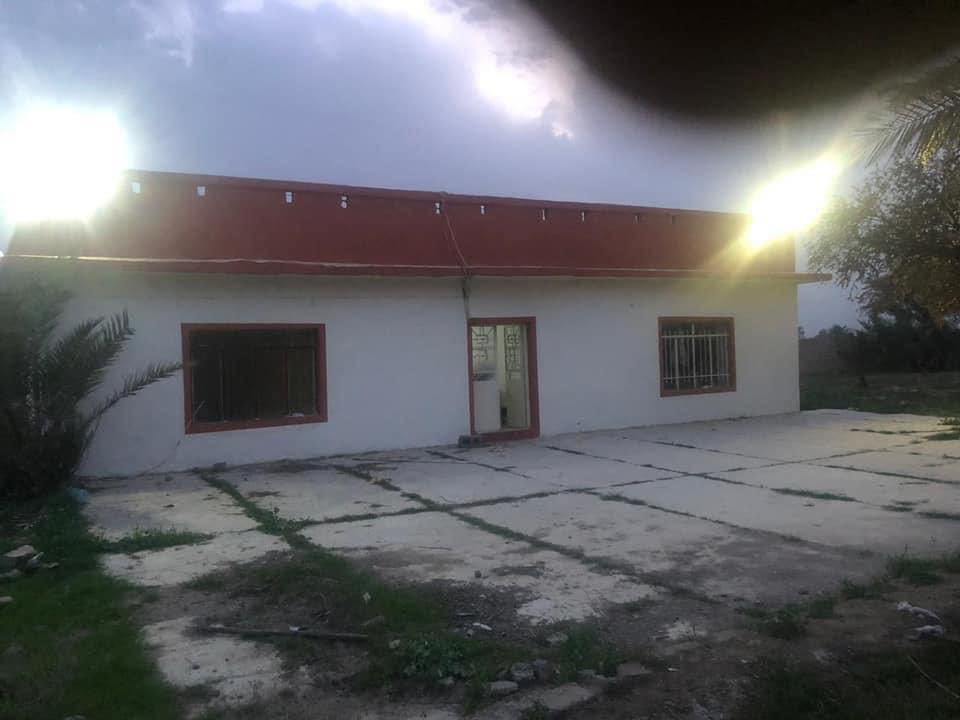 البستان 7 دوانم و188 متر  الموقع ركن ثلاث شوارع الها ويحتوي على بيت مسلح طابق واحد واربع غرف نوم كبيرات وخدمات حمام ومطبخ وتواليت  ويحتوي ايضا على حقل عجول ونخل تمر حمال ومولدة كهرباء وطني بنص البستان وبئر ماء  عدد اثنان. 
الواجهة البستان ( المزرعة) 
130 متر او اكثر والنزال 140 او اكثر. 
السعر 485 مليون طابو زرعي صرف وباسمي ثاني يوم تحويل سند 25
هاتف ***********
