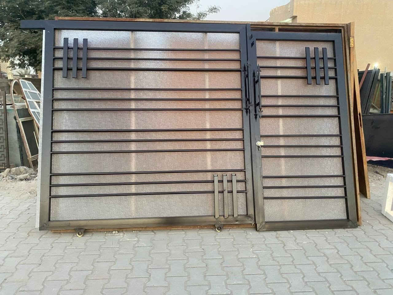 🛠️ [حدادة السيد نعمان] للحدادة والـمظلات الحديثة 🛠️
​تبحث عن الأمان، المتانة، والتصميم العصري لبيتك؟ إحنا بخدمتك! نوفر لك أحدث التصاميم وبأعلى جودة حديد في السوق، مع دقة وإتقان بالتنفيذ.
​✨ خدماتنا تشمل كل ما يحتاجه بيتك:
​🚪 أبواب خارجية وداخلية: (أبواب حوش، أبواب رئيسية، أبواب كليدور ، وأبواب غرف) بأشكال مودرن وكلاسيك تعزل الصوت وتدوم العمر.
​🪟 شبابيك حديد: شبابيك حماية، شبابيك مطابخ بتصاميم ذكية وعصرية تناسب الديكور.

​⛺ سقائف ومظلات: سقائف (K-Span)، مظلات سيارات، وسقائف حدائق مقاومة للحرارة والأمطار.
​🔥 مناقل وشوايات: تفصال مناقل عائلية وللمطاعم حسب القياس والطلب، حديد ثقيل يتحمل النار.
​🛠️ وكل ما يخص عالم الحدادة: صيانة عامة وتفصيل أي فكرة تخطر ببالك!
​💡 ليش تختارنا؟
​✅ دقة في المواعيد: نسلمك الشغل بالوقت المتفق عليه بدون تأخير.
✅ حديد نخب أول: نستخدم أفضل أنواع الحديد المقاوم للصدأ والعوامل الجوية.
✅ أسعار تنافسية: الجودة العالية مو بالضرورة تكون غالية، أسعارنا تناسب الجميع.
✅ كادر محترف: حدادين ذوي خبرة طويلة بلمسات فنية.
​📞 للحجز والاستفسار، تواصل معنا عبر الواتساب أو الاتصال المباشر:
[ *********** ]
​📍 العنوان:
[تكريت_نهايه شارع الاحتفالات_بدايه شارع مدخل الديوم على اليمين]
​🏡 بيتك يستاهل الأفضل.. خلّي لمستنا تحميه وتجمّله!
