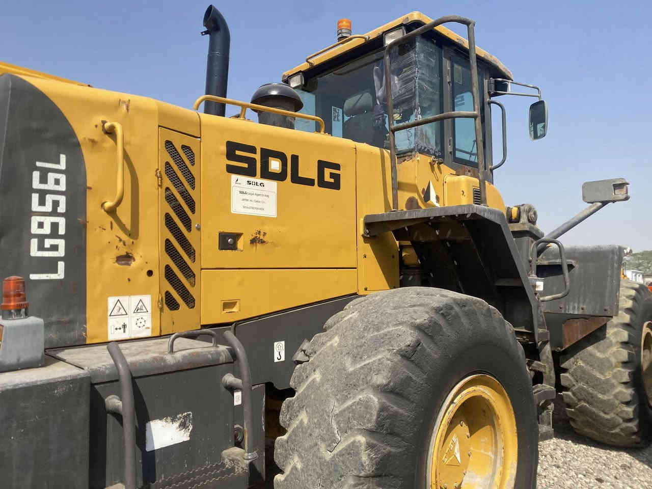 سلام عليكم مرخصة صاحب الكروب شفل صيني مكينا كتربلر جديد كفاله عامه موديل 2013 بصره 26 حجم 56 يعني 85 تحول ثاني يوم وين مايعجبك.  مراوس بساره صالون او تريله حسب القناعة ***********.  عنوان بصره
