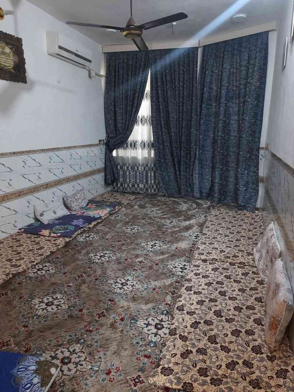 السلام عليكم بيت طابو زراعي سند 25 طابقين بناء جديد 150واجهه 7نزال 24يتكون 3غرف نوم وصاله ومطبخ وكلدور صحيات خارجيه وداخليه البيت كامل   الاتصال على هذا الرقم ***********
العنوان _ زوير الغربي قرب اسواق مارينا
