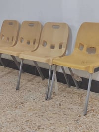 كرسي أرجل حديد • نظيف ١٠٠٪ • العدد ١٥