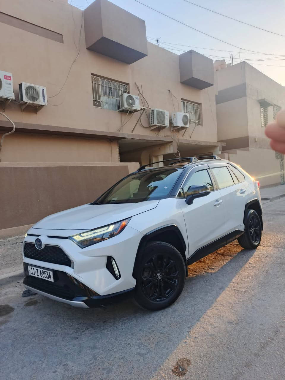 سلام عليكم ورحمة الله وبركاته تويوتا راف فور xse موديل 2024 لون ابيض سقف اسود هايبرد عداد مسافات 29 الف 
ملاحظة سيارة بدون ايرباكات بدون داخل صبغ دعامية أمامية اثر شخوط بدي مكفول من الصبغ فقط تكحيل اسفل باب السكن 
فول مواصفات فتحة سقف سلايت دبل اكسل AWD بصمة تشغيل شاشة كبيرة JBL مع سماعاتJBL 
كامرة أمامي خلفي داشكام اصلي رادارات جانبية نقطة عمياء مقاعد جلد ودوشمة ويعد هواي مواصفات معروفة بل xse ماقدر اعده لان معروفة
سعر 27.500
عنوان بغداد بلديات 
رقم هاتف***********
