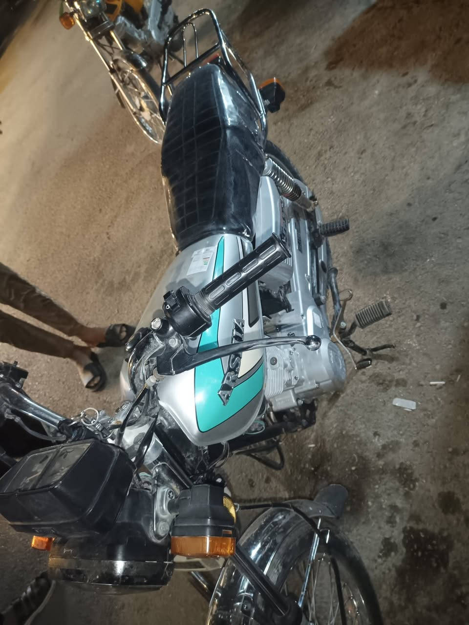 السلام عليكم
دراجه 4كير ارشه موديل (21)  للبيع دراجه كفاله محرك واوراق مكان واسط/قضاء النعمانية 
الاستفسار اكثر اتصل ***********
