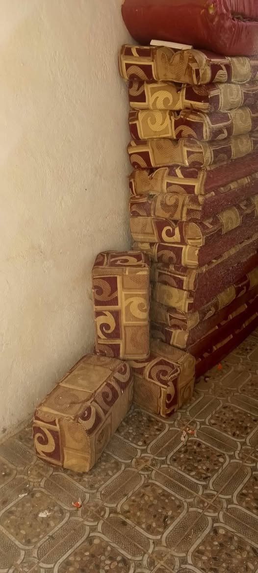 ديوان للبيع 9 باربعه من مكان الغراف سعر 150‏‪***********‬‏
