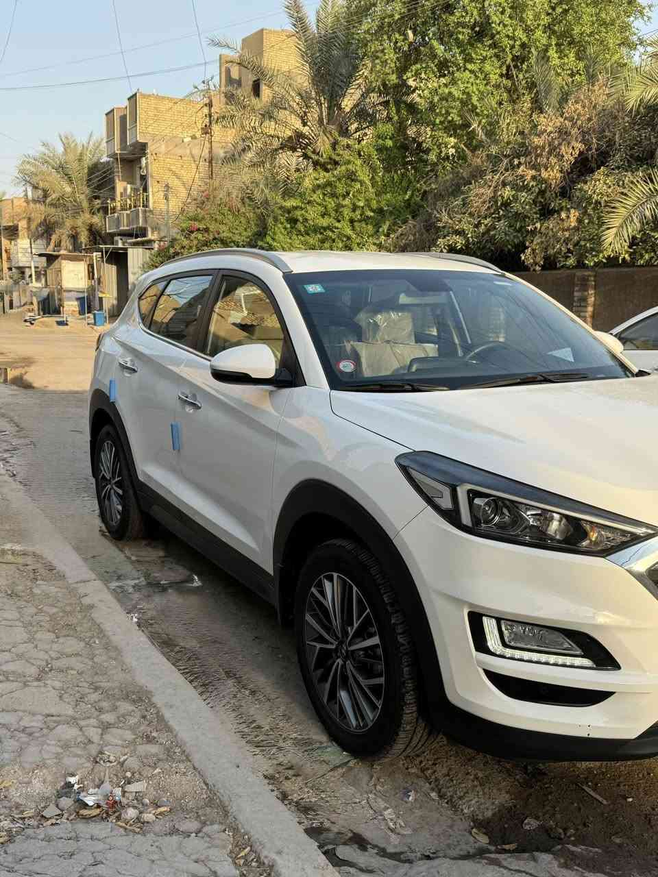 السلام عليكم
توسان 2020 خليجي

فول موصفات 1/1 ماعدا البانوراما 

ماشيه 55 وقابل للزياده 

السياره مكفوله ماعدا بيه تكحيل بالباب الأيمن الخلفي عكس السايق

مواصفتها/ بصمه تشغيل عدد 2بصمه بالأبواب الاماميه

مري شفط +أشاير 

ثالاث انظمه قياده

نضام ترحيب عند التقرب حساسات امامي وخلفي 

محرك 2000

تبريد قطعتين

ثلاث انظمه قياده

نظام تشخيص العطل عن طريق الشاشه

الدشبول مطعم بلادي 

يدات نيكل أربعه

كشنات جلد شركه

الاكشنات الاماميه كهربائيه

مري شفط

كأمره خلفيه بلاديه

السعر 210وبيها مجال 

السياره بسمي 

                                                                 ***********
