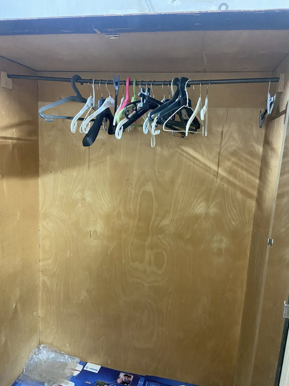 كنتور وميز تواليت ويوفية الي يحتاجهم يجي ياخذهم بالعافية عليه اتصال ماسنجر او ***********
