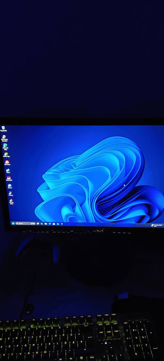 السلام عليكم حاسبه العاب ومونتاج 
تشغل كل الالعاب 
المواصفات
R5 3600
Msi Rtx 2060 ventus
Psu rocket  750 Gold
Ssd 120g klevv
Ram 2x ddr4 3200 croser Rgb
Hard 1t 
Case deepcool
motherboard asrock b450m-hdv

الشاشه 
Asus 24
144hz 1ms

الملحقات
 كيبورد razer blackwood
الماوس logitech g502
هيد سيت عادي
جويستك بلي فور شكل بلي فايف

الحاسبه نضيفه كلش 
مكاني الرمادي السعر 550 الف

واتساب 
 ***********
