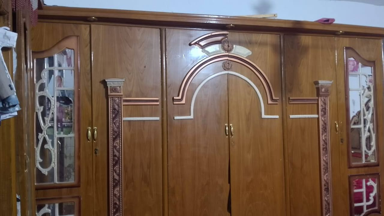 غرفة نوم كاملة شغل نجارة صاج للبيع بحالة ممتازة
​التفاصيل:
​مكونات الغرفة: * كنتور 6 باب بتصميم كلاسيكي مميز مع مرايا جانبية.
​سرير  مع تاج مرتفع وتصميم فخم.
​ميز تواليت (تسريحة) مع مرآة كبيرة ومجرات للتخزين.
​كومديات جانبية عدد 2.
​الحالة: الغرفة نظيفة  الخشب متين والشغل مرتب مثل ما موضح بالصور.
​السعر: 900 ألف دينار 

​النقل والفك والتركيب على المشتري
للتواصل ***********
##أثاث_مستعمل #غرفة_نوم_للبيع
