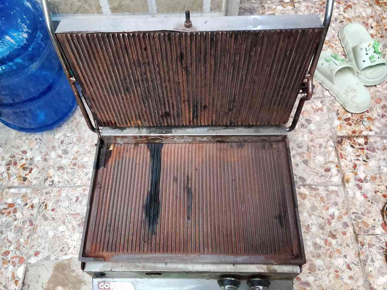 السلام عليكم غراض مطعم للبيع شراي علق مو شراي صعد المنشور بتعليق حلو والمايعرف سعرهن لايكسر بيهن فدوه لان اني ستوني خسران بل مطعم وريد ابيعهن  شواية بركر + كابسة صاج + شواية كص + عارضه للاستفسار اكثر اتصل (***********) او واتساب (***********)
