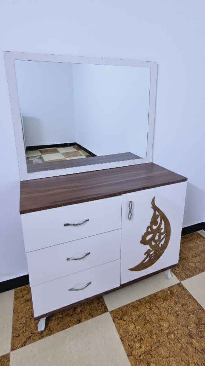 كنتور وميز تواليت  السعر : 350 وبي مجال للطيبين
العنوان: التاجي ام الجدايل 
الرقم *********** / ‎*********** الفلوجة, الأنبار
