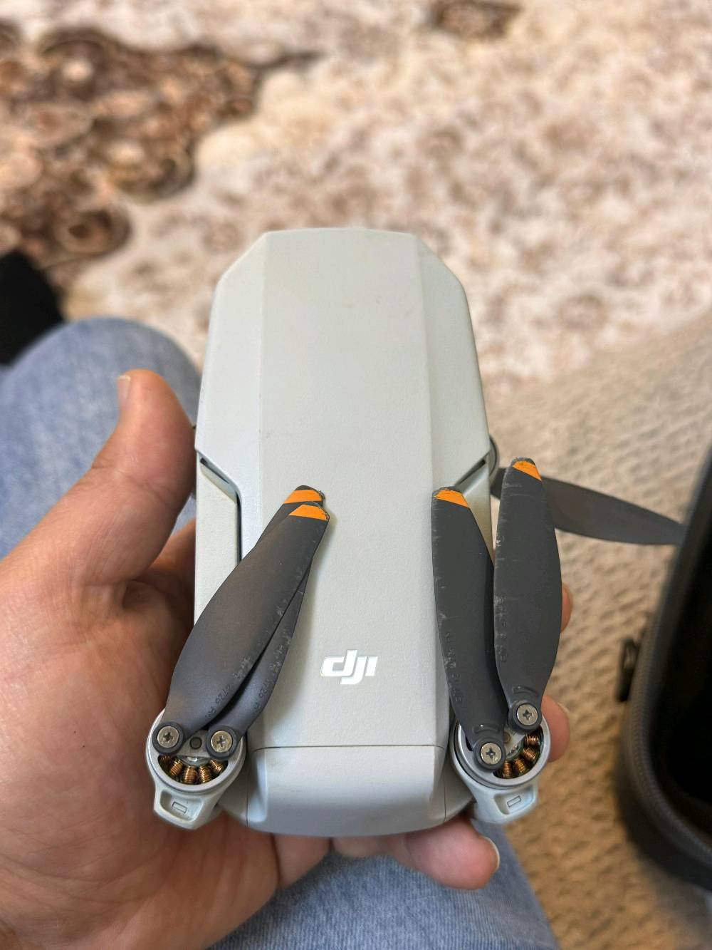 دي جي اي 
ميني 2 
 مواصفاتها معروفه 
ملحقات(٢بطاريه . شاحن ثنائي . جنطه اصليه كبيره . جوستك ) 
بغداد الكرخ 
