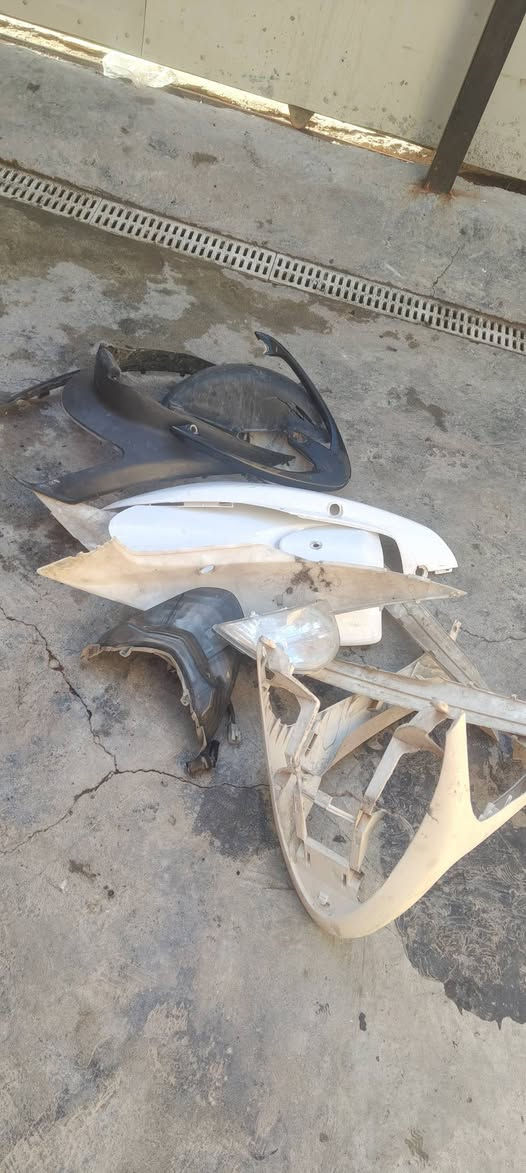 السلام عليكم شباب عندي غراض للبيع
لحية وترايش ب20 وبي مجال 
كفرات كاملة غدة الماسدة ب20 وبي مجال 
حاضنة دشبول ابيع عدة الدشبول بس الحاضنة هية وجاملغ الخلفي وسوادب15وبي مجال 
كلجات2 ورولجز 2 ولبة ب35 وبيهن مجال 
بك لايت كامل وماسدة ب15 وبي مجال 
العنوان بغداد المنصور قرب تمثال ابو جعفر الرقم ***********
