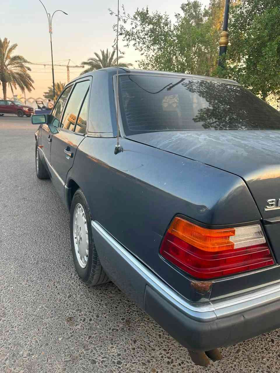 السلام عليكم ورحمة الله وبركاته 
بيع مستعجل 
مرسيدس Mercedes Benz W_124
موديل 1991 
مكينه بلاديه 300عنكبوت  مكينه بيه ضعف
كير كفاله جديد 
ماشيه 180 قابل للزياده 
رقم بغداد بسمي 
حداديه حلوه 
وكهربائيات كله شغاله
غرفه جلد جديده 
تبريد شغال
بدون حادث 
بدون خياسات 
سياره جاهزه بل عافيه ع ياخذه 
السعر 41 قفل 
العنوان كربلاء 
 ‭***********
