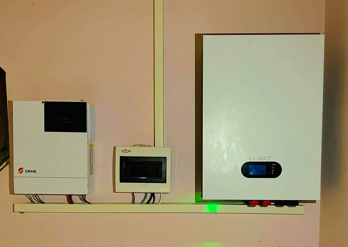 #ضمان_البطارية_5سنوات
تم بفضل الله تجهيز و  تنصيب منظومة طاقة شمسية لمنزل الأخ حسام احمد علي 
   #البيجي
تجهز المنظومة المنزل ب 14 أمبير نهاراً
بالاضافة إلى 8 أمبير ليلاً  . 
مكونات المنظومة.
🔵الواح لونجي 615w  عدد (7) بضمان 10 سنوات 

🔵 جهاز انفيرتر نوع(فولترونك)حجم 5kw (22امبير)  بضمان 2 سنة . 
🔵 بطارية ليثيوم الاطول عمراً. وبعمر افتراضي 15 سنة وبضمان 5 سنوات 

✅ الفرع الرئيسي :- شركة حسيب البشاوي للطاقة الشمسية
العنوان محافظة كركوك قضاء الحويجة سايدين المعارض مقابل محطة وقود الطليعة الحكومية  
✅ الفرع الثاني : محافظة صلاح الدين قضاء بيجي عمارة وطبان 
للحجز والاستفسار الاتصال على الأرقام التالية :
***********
***********  
***********‪
#احمد #الجبوري #مدير #اعلام #شركه #حسيب #البشاوي #للطاقه #الشمسية
