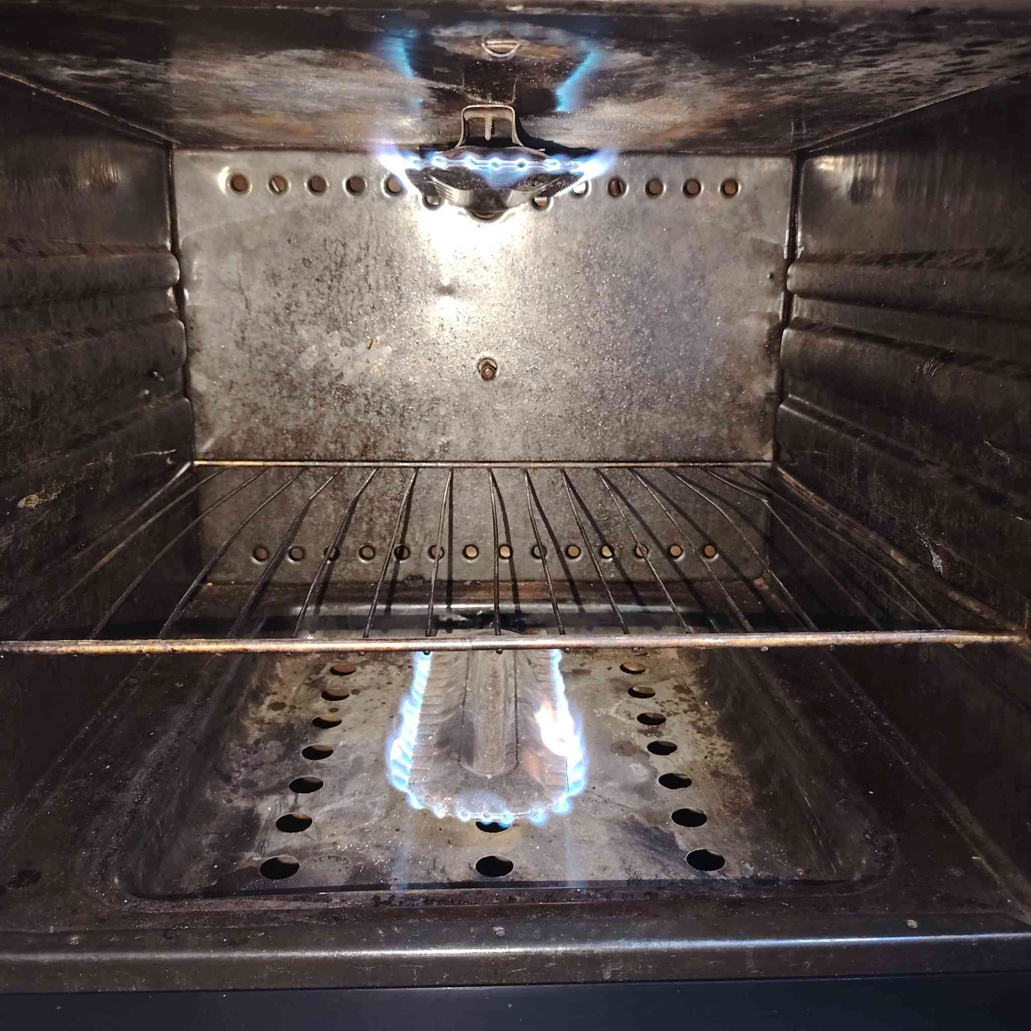 طباخ نظيف شغال مالبيت
***********
