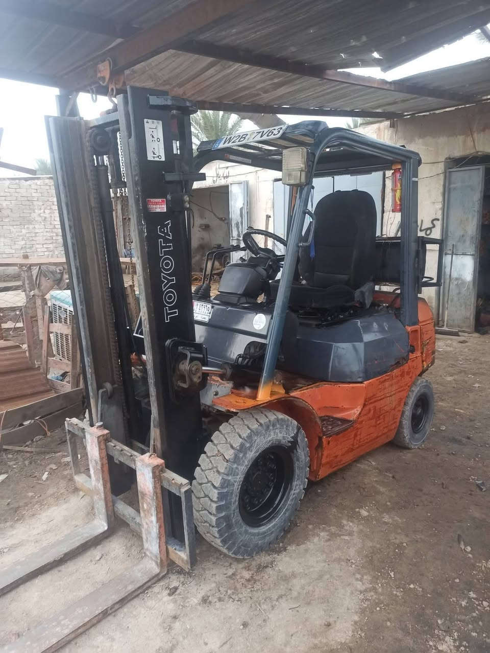 السلام عليكم رافعه شوكيه تيوتا طنين ونص موديل 2005كير عادي نمرتين 2سلايت 2حركه رافعه نظيفه جاهزه كير ومكينه كفاله محرك بانزين  وضع شركه الرافعه جديده جاهزه للعمل بابل الشوملي *********** السعر 35ورقه  ***********
