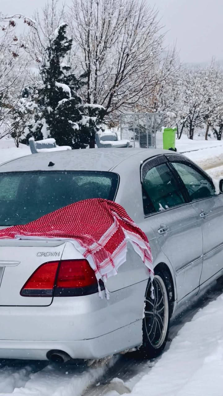 بڕاوە بڕاوە 182 شێت گەورە بە گەورە 2005
3 دوگمەی پەردە

پێش و پشت کەپس لێدراوی هیچ نیە

ڕۆیاڵە کراوە بە سپۆڕت کامل 

سەقف و بۆنیت شوشەیە زۆر پاکە

چوار ویلی سپۆڕتی نازدار 

قوەتێکی ئێنجگاری هەیە 

تەبرید سارد و گەرم

برێک بەسراوە

جامی پێش و دوا هەڵگیراوە

ئێمپی فایەری تیایە بەقەی کۆڵانێ دەنگ ئەڕوا

کوشنەکانی عەکس کراوەتەوە مەزبوتە

بۆ عەیب و عار مەگەڕێ هیچ هیچ

نرخی 47 و قفڵ و قەپات و هەپی بەیاز

*********** سلێمانی
