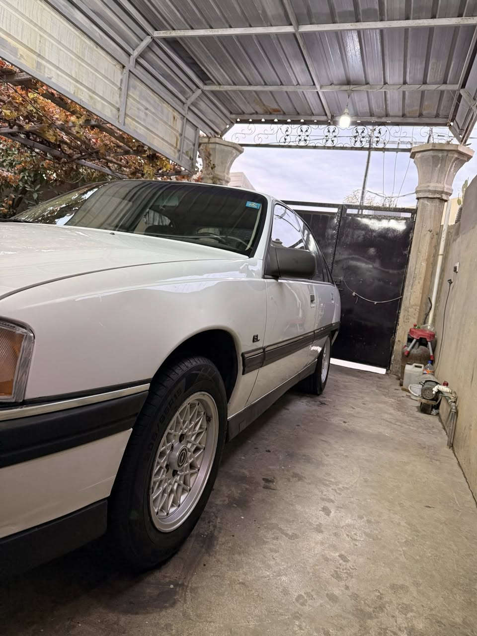 سلام عليكم للبيع اوبل اوميكا موديل ١٩٩١ 
رقم كركوك سنوية مشروع وطني لحد٢٠٢٩
محرك ٢٠ بلادي محرك كير كلها بلشرط 
كهربائيات كلها شغال 
قفل مركزي تخم تايرات جديد 
صدر جديد 
سيارة مكفول من دعامية لدعامية كلها مكفول 
سيارة باقي على وضع شركة 
صبغ فقط بس هلالات 
سعرها ٥٠$
رقم موبايل ***********
مكانيّ كركوك
