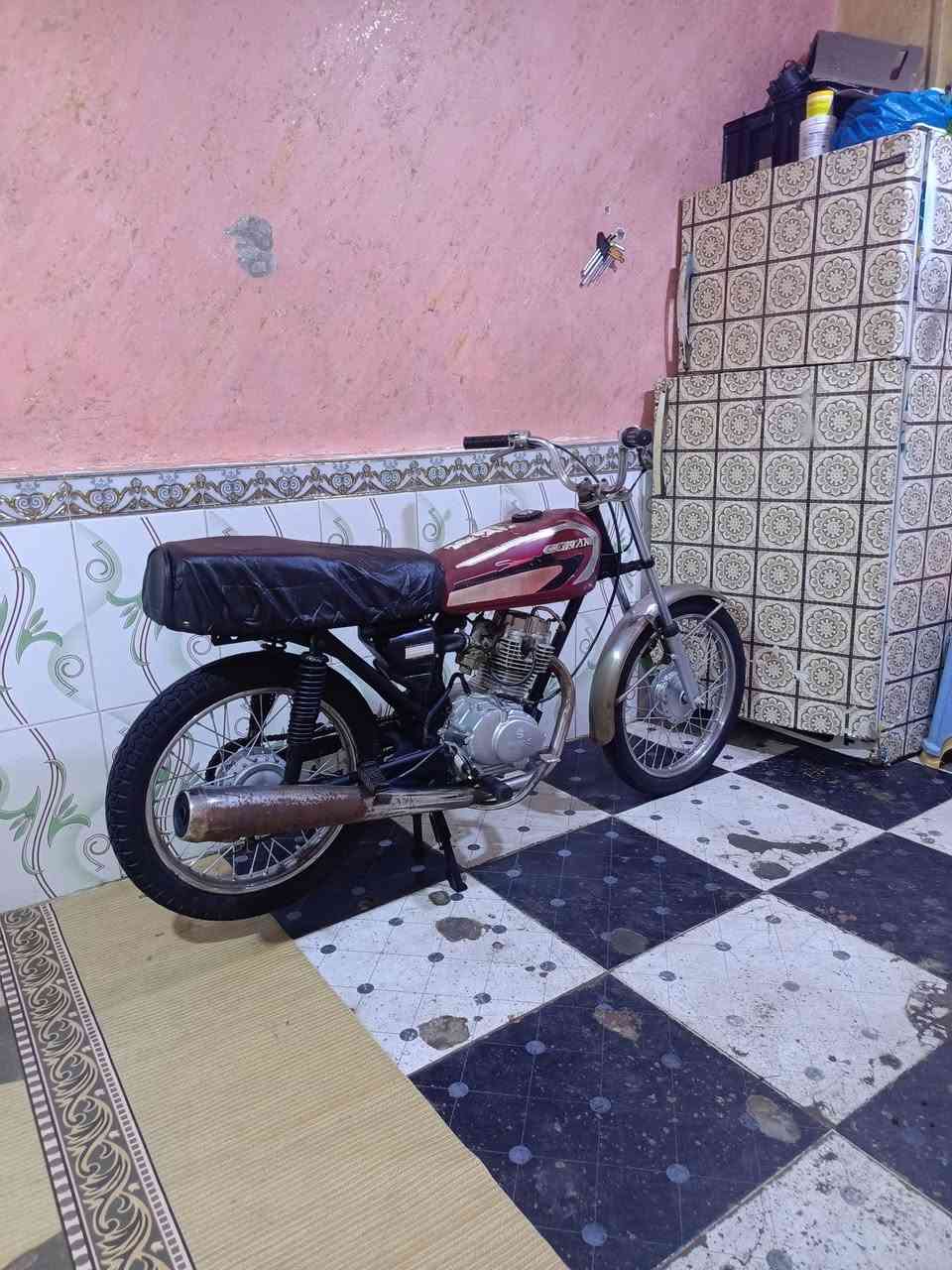 السلام عليكم دراجه للبيع نام ايراني ادوات مكاني بصره القبله سعر الدراجه 350 وبيها مجال ***********
