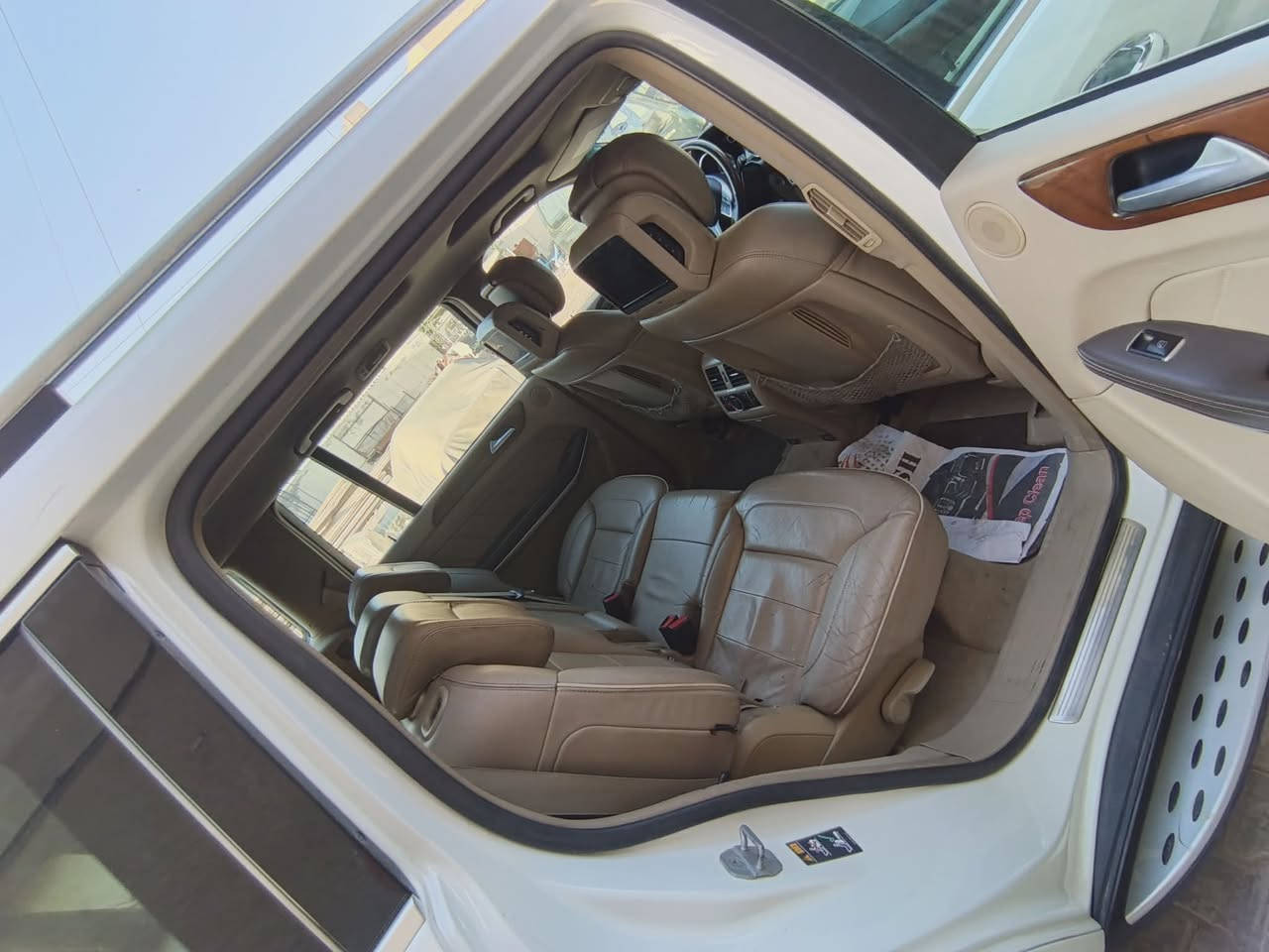 السلام عليكم GL550 مرسيدس موديل 2013 وارد امريكي مكفولة كفالة عامة من الضربة او الصبغ ماعدا خمس اشبار صبغ فقط السيارة كلين السيارة فول مواصفات بصمة بانوراما كشن مساج رادارات حساسات اشاير بالمري جوبلسات تصعد وتنزل 7 راكب كت AMG بلادي مكينة وكير كفالة حدادية جديدة تدفئة تبريد شغالة ثلج تخم تاير جديد نوزلات جديدة بلكات جديدة رقم اربيل مكينة 8 سلندر توين تيربو فول مواصفات بعد هواية مواصفات السعر خاص *********** مكان السيارة بغداد
