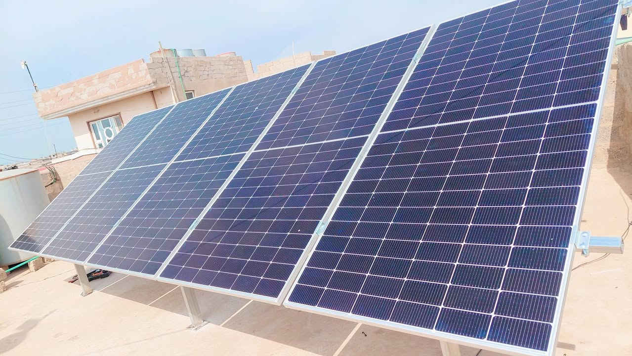 🔆 إنجاز جديد يُضاف إلى سلسلة نجاحات مكتب روژ للطاقة الشمسية
📍 من موقع العمل #كوري غريبان
🗓️ الثلاثاء 17/ 3 / 2026
في إطار التوسع المستمر في مشاريع الطاقة النظيفة، يعلن مكتب روژ للطاقة الشمسية عن إكمال مشروع جديد ومتميز تمثّل بتحويل منزل زين العابدين في #قرية كوري غريبان إلى منظومة طاقة شمسية متكاملة، تعمل بكفاءة عالية وتوفر استقراراً كهربائياً موثوقاً على مدار الساعة.
⚡ تم تنفيذ المنظومة بسعة 10 أمبير نهاري و 10  أمبير ليلي، لتأمين طاقة مستقرة وآمنة، مع تقليل الاعتماد على الشبكة الوطنية والمولدات، وفق أحدث التقنيات وأعلى معايير الجودة والكفاءة.
🌞 ويأتي هذا المشروع ضمن رؤية مكتب روژ للطاقة الشمسية الهادفة إلى نشر حلول الطاقة المتجددة وتوفير بدائل ذكية ومستدامة تدعم الاستقرار الطاقي في إقليم كردستان والعراق.
🔧 مواصفات المنظومة المنفذة: ▪️ ألواح Longi بقدرة 640 واط
▪️ عدد الألواح: 5 لوحاً
▪️ ضمان الألواح: 15 سنة
▪️ إنفرتر viva بقدرة 6500 كيلوواط – (ضمان 2 سنوات)
▪️ بطارية ليثيوم بسعة 10 كيلوواط عدد 1 (ضمان 10 سنوات)
✨ روژ للطاقة الشمسية… خبرة تثبت نفسها في كل مشروع، وثقة تتجدد مع كل إنجاز.
🔥 هل تفكر بتحويل منزلك أو مشروعك إلى طاقة مستقرة وموفرة؟
نحن نقدّم لك الحلول الذكية المصممة حسب احتياجك وبأحدث التقنيات العالمية.
📞 للتواصل والاستفسار:
👷‍♂️ مهندس قيدار
*********** – ***********
👤 سلام سلو
*********** – ***********
#طاقة_شمسية #مكتب_روژ_للطاقة_الشمسية
#HighVoltage #الطاقة_المتجددة
#شيخان #أربيل #بعشيقة #هولير #العراق
