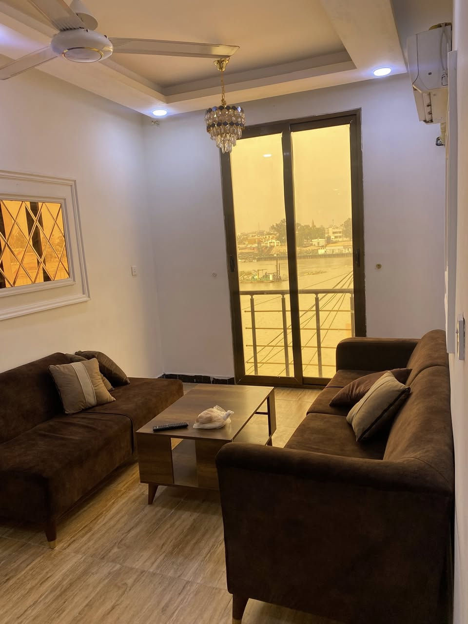 السلام عليكم شقه الايجار موثثه طابق 2 مساحته85 متر مطله على الكورنيش على نهر دجله الاعظمية متكونه من صاله ومطبخ وغرف نوم عدد 2 وخدمات الاستفسار الاتصال على رقم ***********
