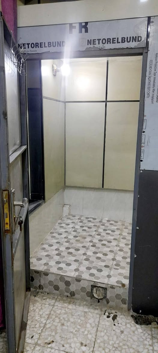 السلام عليكم ..شكرا لأدارة الكروب ..للأيجار شقة مؤثثة ط ١ للطالبات او عائلة صغيرة ..العنوان الدورة شارع ٦٠ متكونة من غرفة نوم واحدة  ...للعلم الايجار شامل النت والسحب والكهرباء الوطني والماء  ...بدون دلالية .  للمعلومات الاستفسار  *********** ..واتس اب او مازنجر  ...الصور مرفقة واعتذر ما اجاوب ع التعليقات مع جل الاحترام  .
