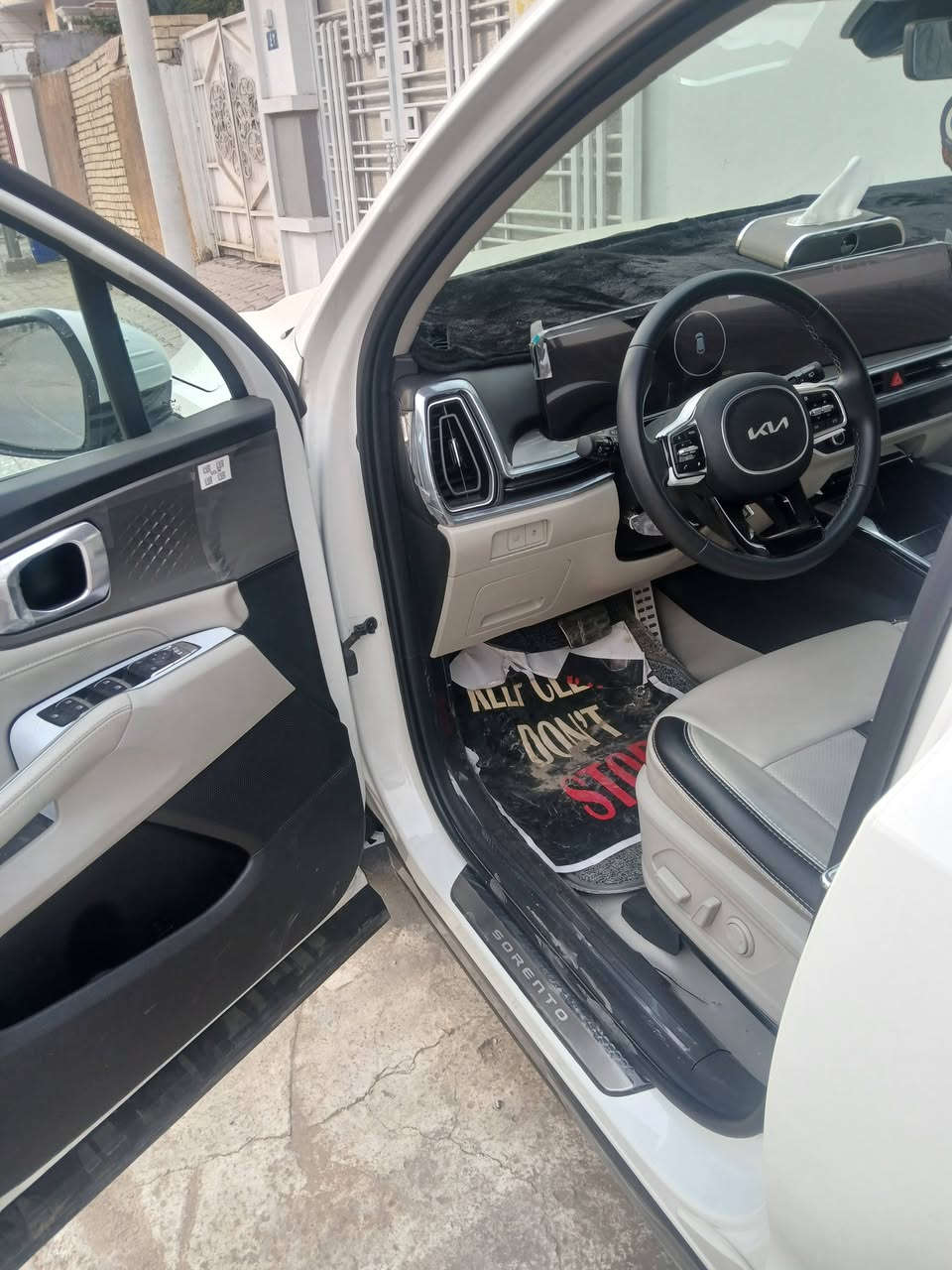 السلام عليكم بعد الموافقه للبيع سياره سورنتو موديل ٢٠٢٥ خليجي باسمي ماشيه ١١ الف كم محرك ٦ سلندر مكفوله كفاله عامه عدا شخط بالدعاميه اليمنه كما موضح بالصوره السعر ٣٥٠٠٠ الف دولار وبيها مجال مكان السياره بغداد موبايل ***********
