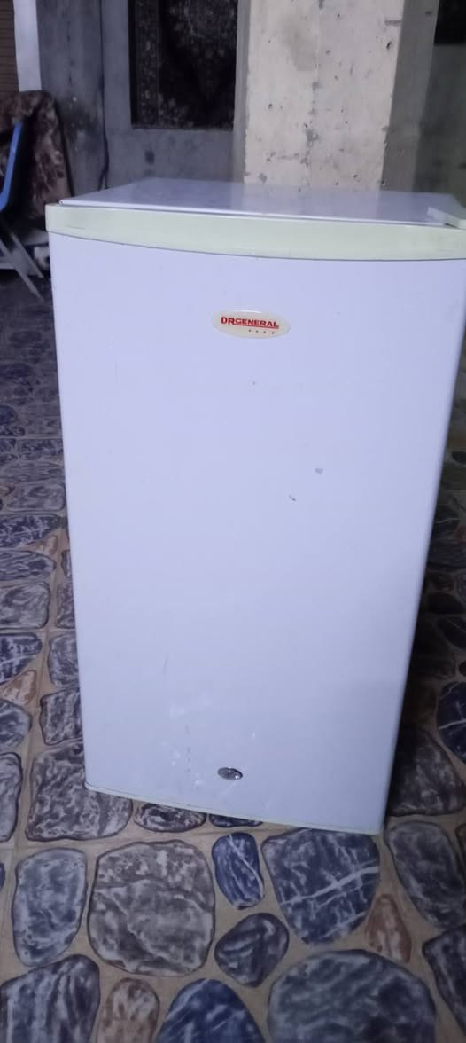 ثلاجه مكتبيه كلش نظيفه تاخذها بشرط تجميد فول ماواصله مصلح بلاديه السعر٧٥الف الإتصال ***********٢
