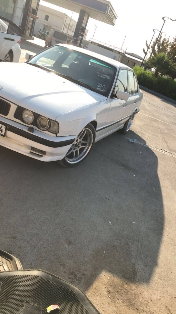 بۆ فرۆشتن BMW 525i 1994 سەیارەکە فول مواسەفاتە   کوشن. جلد کارەبایی  هیتەرە  کوشن سیاحی سوکان ڤۆلیۆمە  دەبل جەکمەجە  تەبرید مەرکەزی و چوار جام کارەبا سەیارەکە هەیلەکی زۆر جوانە مەکینەی گۆراوە 530i 2008   ٦گێری تۆماتیکە  ٥ پەردەی بیلادیە ٦ پارچەی سبوخە بۆنیت و سەقف بەشەرت هیجی نیە   سەنەوی بەسەر چوە   سعری. ٩٠. وەرەقە و مەجال ***********
