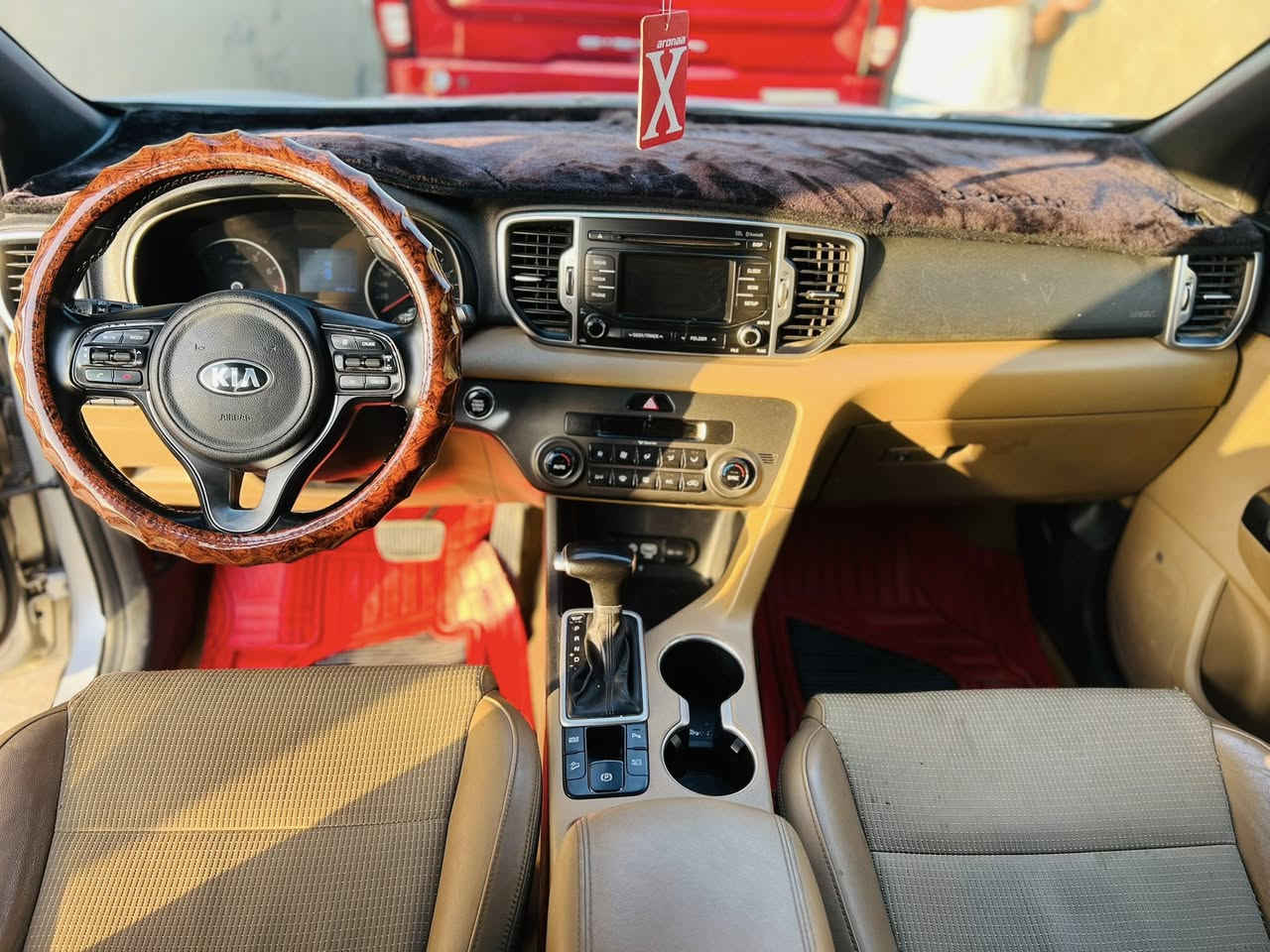 السلام عليكم للبيع  سيارة سبورتج 2017 فول مواصفات
مديل 2017 خليجي الفول 

فتحة سقف 

كير اوتماتيك 

كشنات كهرباء 

تدفئة تبريد 

كير مكينة كفاله 

السياره بيها صبغ بالدعامية الامامية

وبالجاملغ الايمن وشويه من الباب السكن 

السيارة كلش نظيفة

السعر 165 وبيها مجال 

للتواصل ***********
